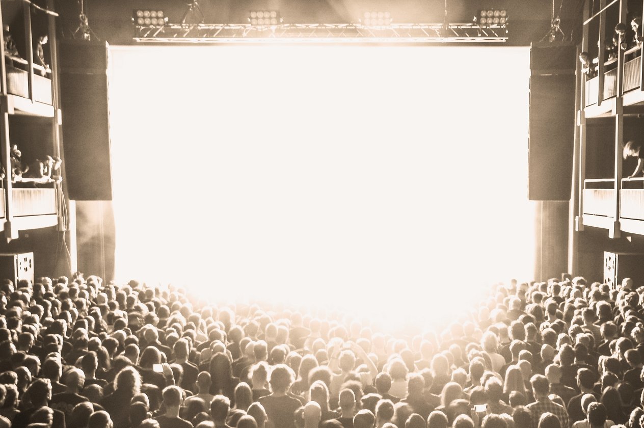 Amenra – Die Belgier zelebrieren ihre "Mass VI"-Releaseshow – mit Kunstausstellung und Körperritual. – Schwere Kost.