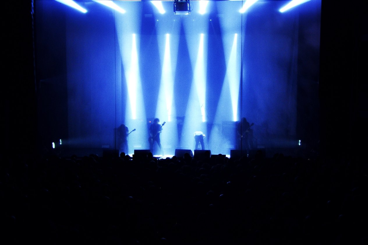 Amenra – Die Belgier zelebrieren ihre "Mass VI"-Releaseshow – mit Kunstausstellung und Körperritual. – Showtime.
