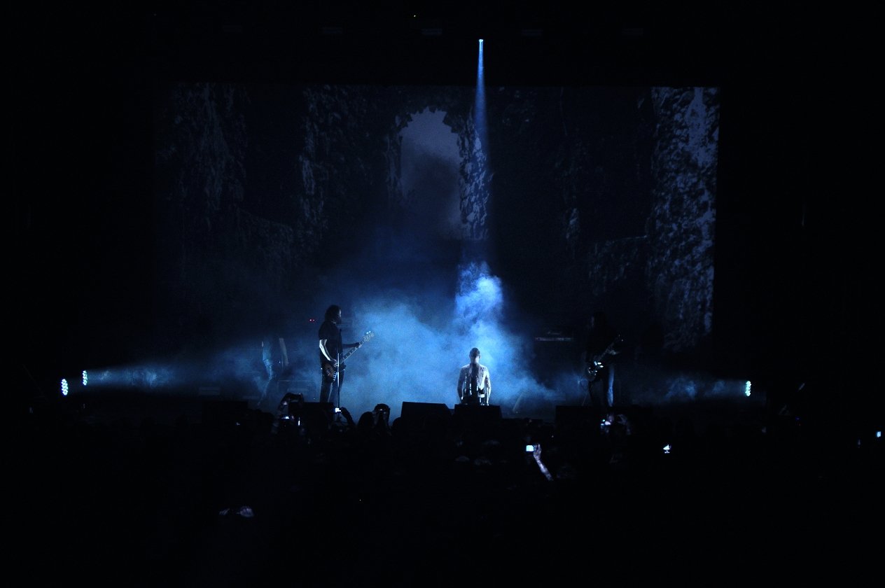 Amenra – Die Belgier zelebrieren ihre "Mass VI"-Releaseshow – mit Kunstausstellung und Körperritual. – "The Pain. It Is Shapeless."