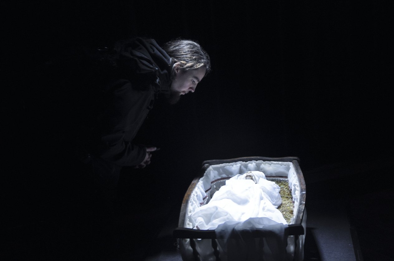 Amenra – Die Belgier zelebrieren ihre "Mass VI"-Releaseshow – mit Kunstausstellung und Körperritual. – Wer schlummert denn da?