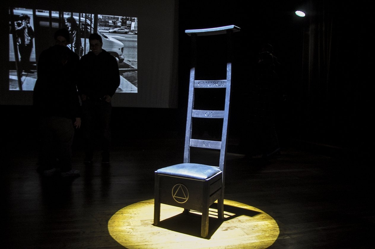 Amenra – Die Belgier zelebrieren ihre "Mass VI"-Releaseshow – mit Kunstausstellung und Körperritual. – … zum Beispiel mit dem "Alive"-Cover.