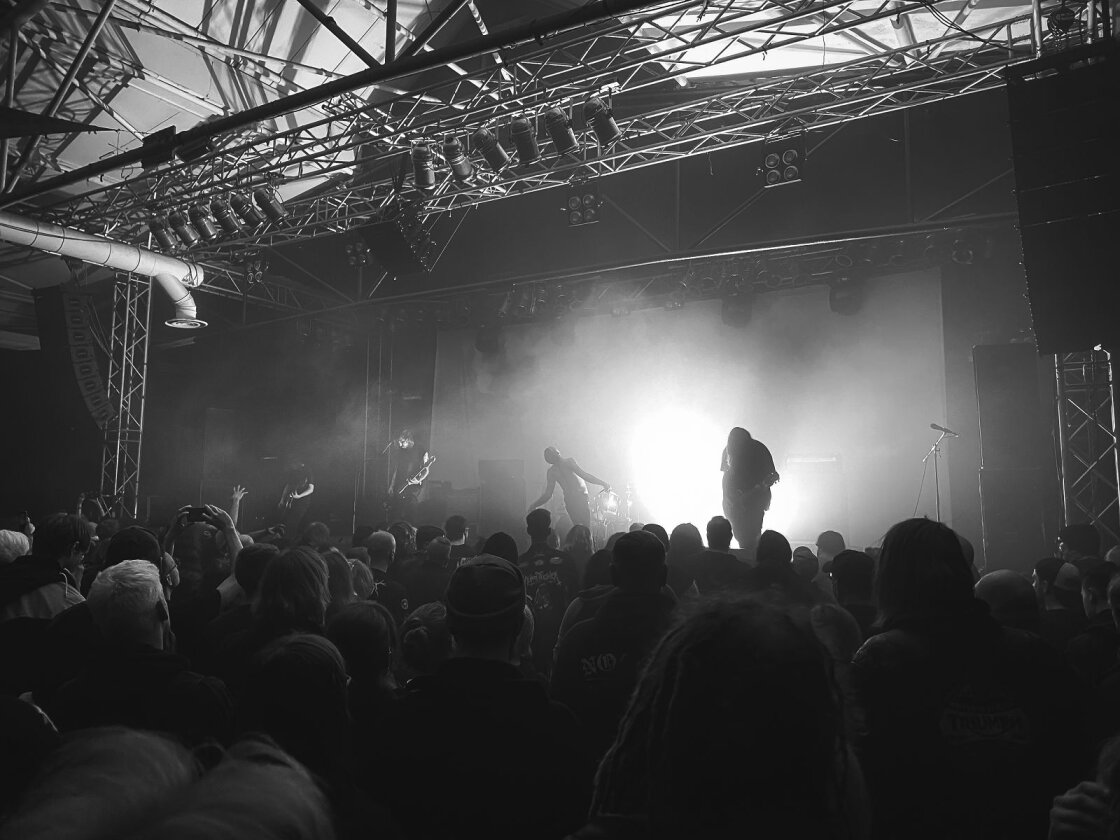 Mit Dornen und Galgen: In der Essigfabrik spielen Amenra ihr bisher größtes Köln-Konzert. – Amenra.