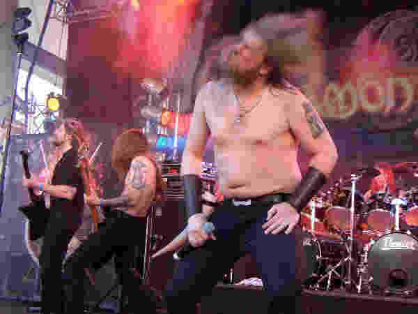 Kamen wie die Wikinger und machten alles platt: Amon Amarth. – 