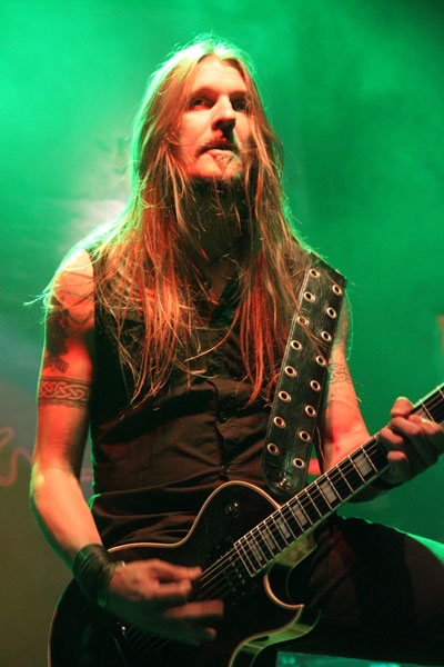 Amorphis – Bühnendeko mit Fisch und Ei. Fehlt nur noch Toastbrot und Kaffee ... – Esa Holopainen