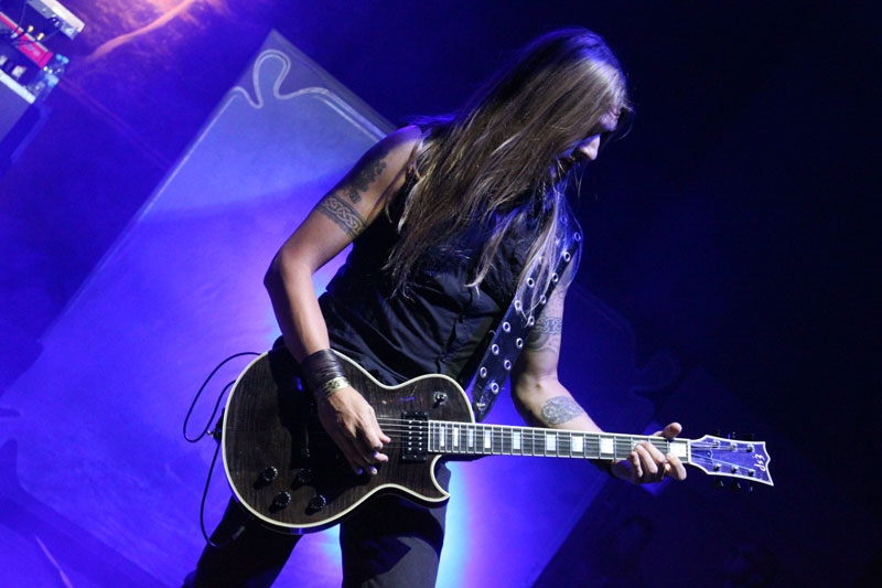 Amorphis – Bühnendeko mit Fisch und Ei. Fehlt nur noch Toastbrot und Kaffee ... – Esa Holopainen
