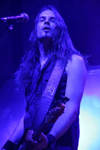 Amorphis – Bühnendeko mit Fisch und Ei. Fehlt nur noch Toastbrot und Kaffee ... – Niclas Etelävuori