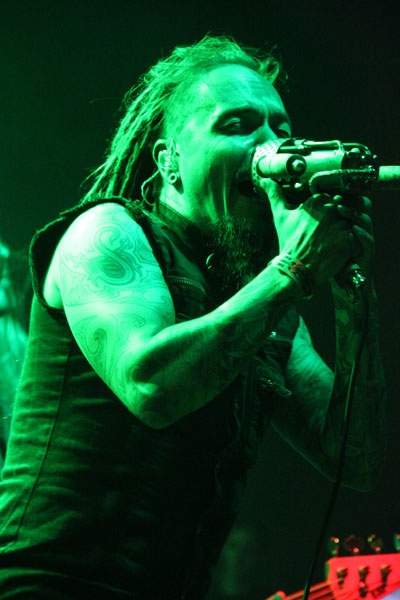Amorphis – Bühnendeko mit Fisch und Ei. Fehlt nur noch Toastbrot und Kaffee ... – Tomi Joutsen