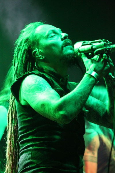 Amorphis – Bühnendeko mit Fisch und Ei. Fehlt nur noch Toastbrot und Kaffee ... – Tomi Joutsen