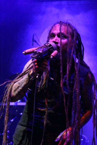 Amorphis – Bühnendeko mit Fisch und Ei. Fehlt nur noch Toastbrot und Kaffee ... – Tomi Joutsen