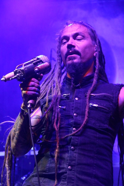 Amorphis – Bühnendeko mit Fisch und Ei. Fehlt nur noch Toastbrot und Kaffee ... – Tomi Joutsen