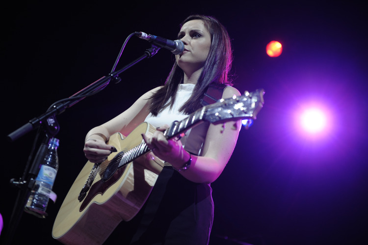 Amy Macdonald – Die Britin begeisterte das ausverkaufte Palladium. – Amy legt los mit "Poison Prince"...