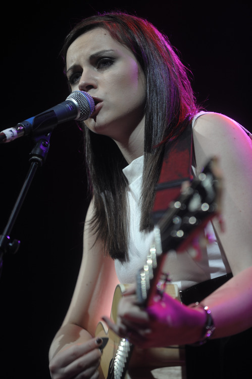 Amy Macdonald – Die Britin begeisterte das ausverkaufte Palladium. – ... voll dabei.