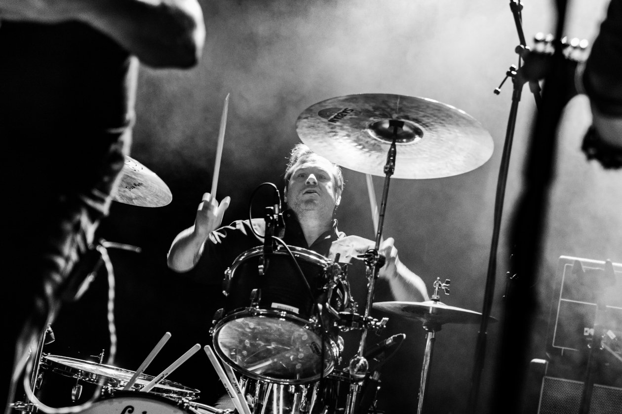 And You Will Know Us By The Trail Of Dead – Conrad Keely und Jason Reece öffnen die gottlose Leere. – Jason Reece an den Drums.