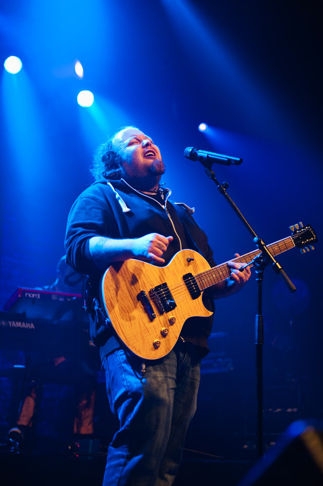 Andreas Kümmert – On guitar: Kümmert.