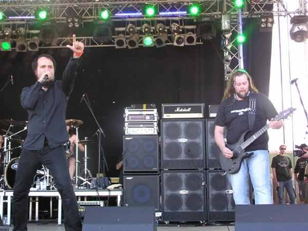 Angel Blake – Spielen nicht jeden Song mit Basser, rocken aber trotzdem. – 