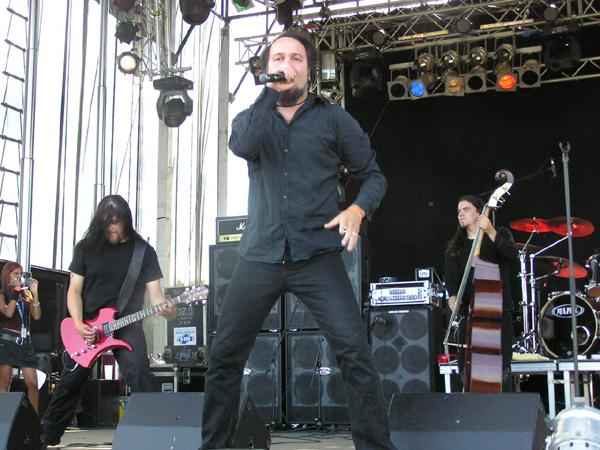 Angel Blake – Spielen nicht jeden Song mit Basser, rocken aber trotzdem. – 