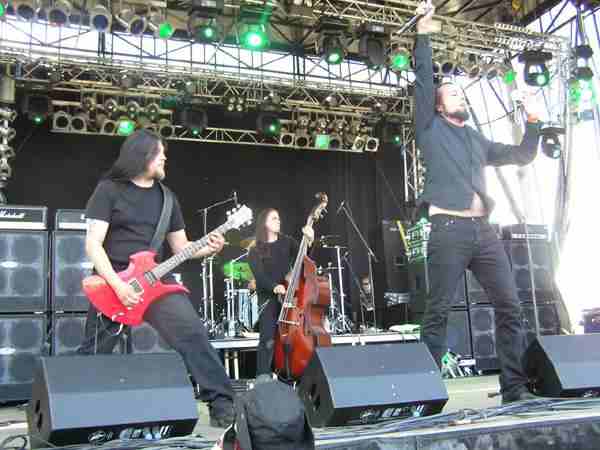 Angel Blake – Spielen nicht jeden Song mit Basser, rocken aber trotzdem. – 