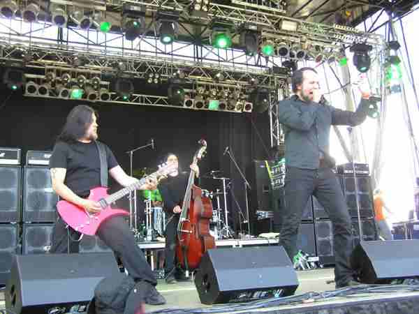 Angel Blake – Spielen nicht jeden Song mit Basser, rocken aber trotzdem. – 