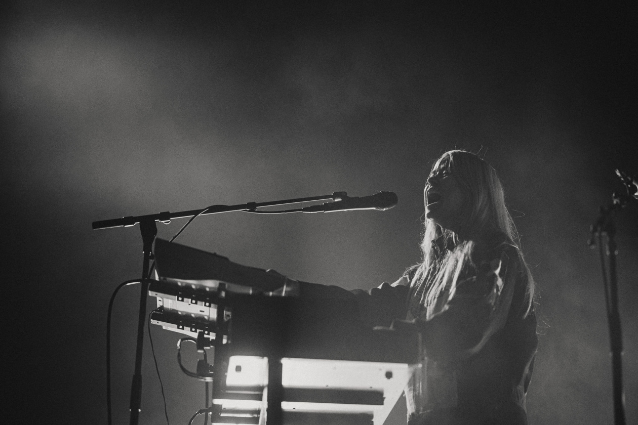 Anna von Hausswolff – Großer Pop, der sich vor offenen Mündern aufbaut: Die Schwedin performt ihr Album "Iconoclasts". – Anna Von Hausswolff.