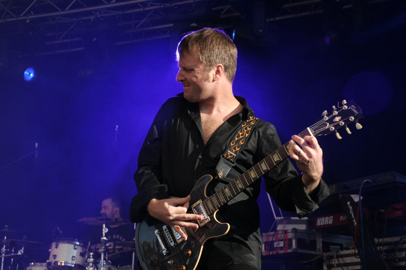 Die Indie-Ikone zieht nach wie vor eine Menge Leute. – Anne Clark und Band
