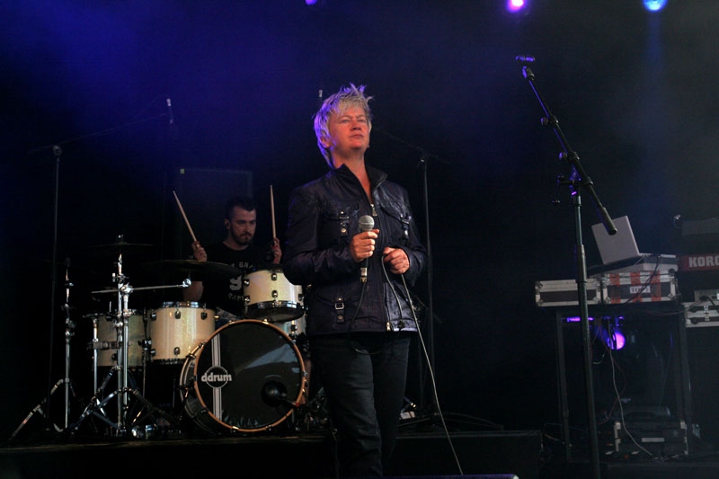 Die Indie-Ikone zieht nach wie vor eine Menge Leute. – Anne Clark und Band