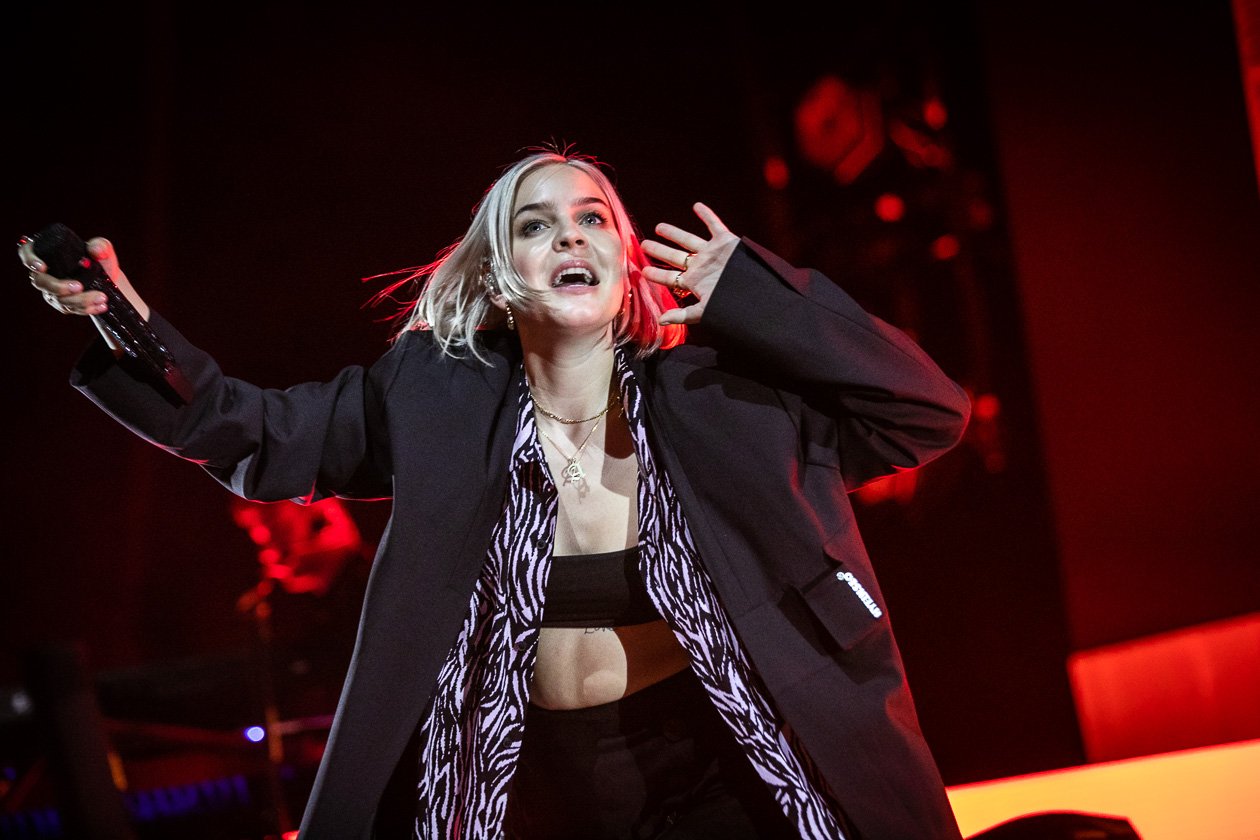 Selbstbewusste Show in der Hauptstadt. – Anne-Marie.