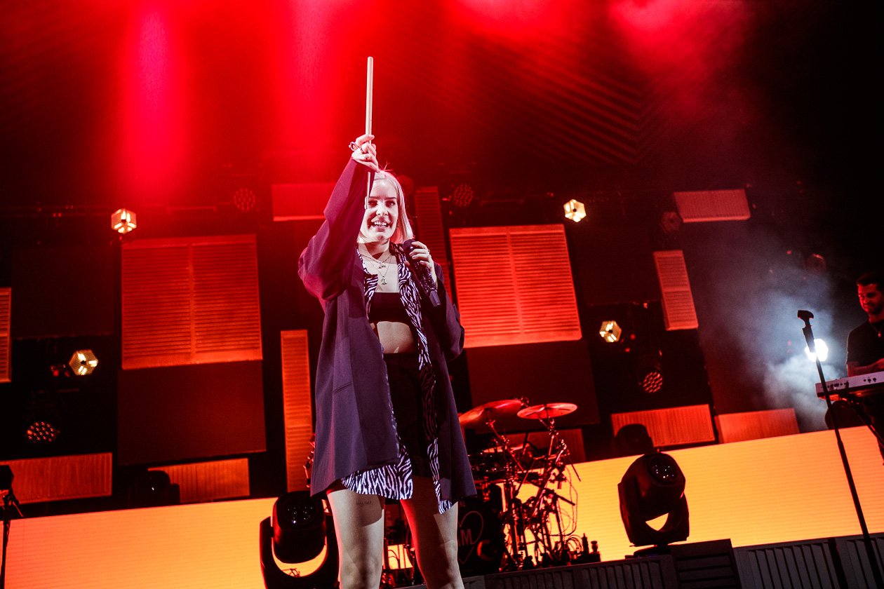 Selbstbewusste Show in der Hauptstadt. – Anne-Marie.