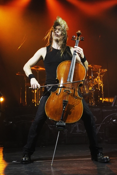 Apocalyptica – Einmal mehr mit großartiger Lightshow. – Eicca Toppinen