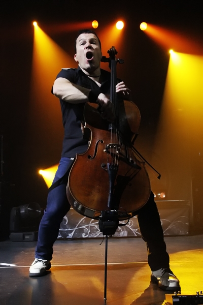 Apocalyptica – Einmal mehr mit großartiger Lightshow. – Paavo Lötjönen
