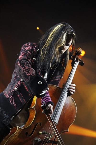Apocalyptica – Einmal mehr mit großartiger Lightshow. – Perttu Kivilaakso