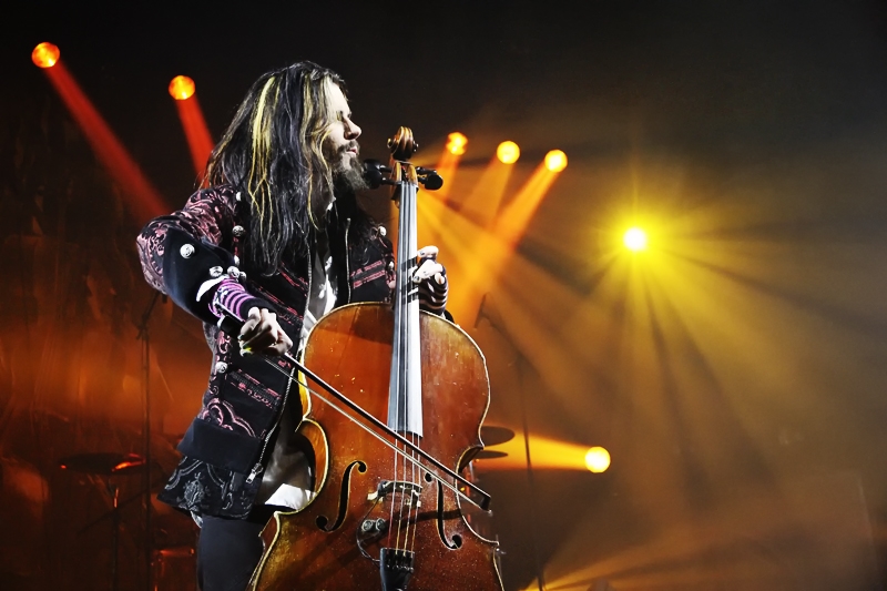 Apocalyptica – Einmal mehr mit großartiger Lightshow. – Perttu Kivilaakso