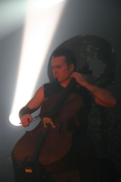 Apocalyptica – Auch als <i>normale</i> Rockband sind die Finnen exzellente Unterhaltung. – 
