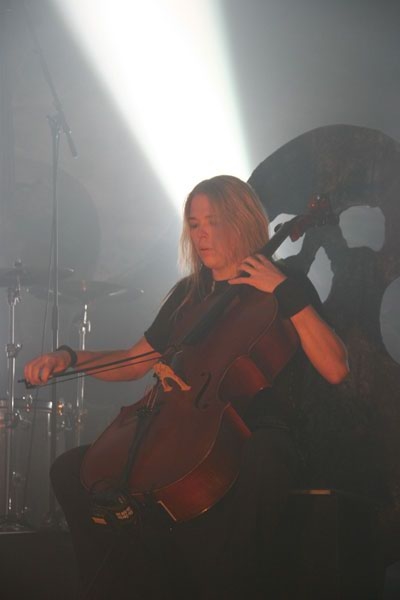 Apocalyptica – Auch als <i>normale</i> Rockband sind die Finnen exzellente Unterhaltung. – 