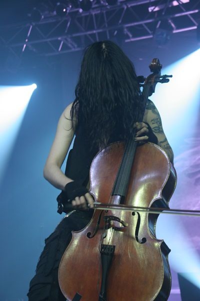 Apocalyptica – Auch als <i>normale</i> Rockband sind die Finnen exzellente Unterhaltung. – 