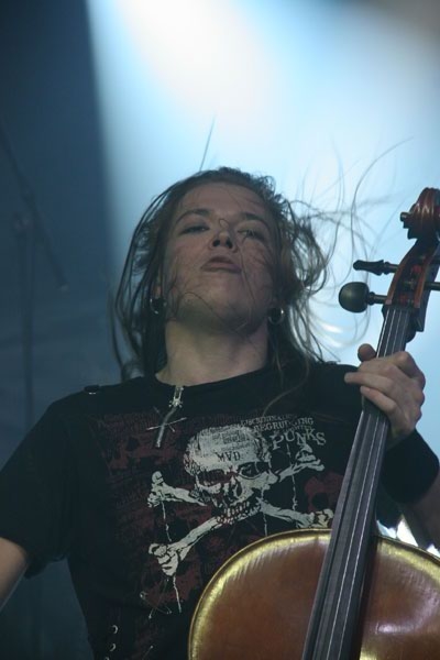 Apocalyptica – Auch als <i>normale</i> Rockband sind die Finnen exzellente Unterhaltung. – 