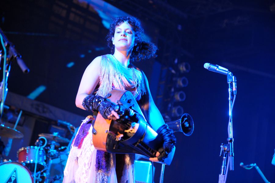 Mit Lauten und Leiern: Arcade Fire spielen in der Philipshalle – Regine Chassagne von Arcade Fire