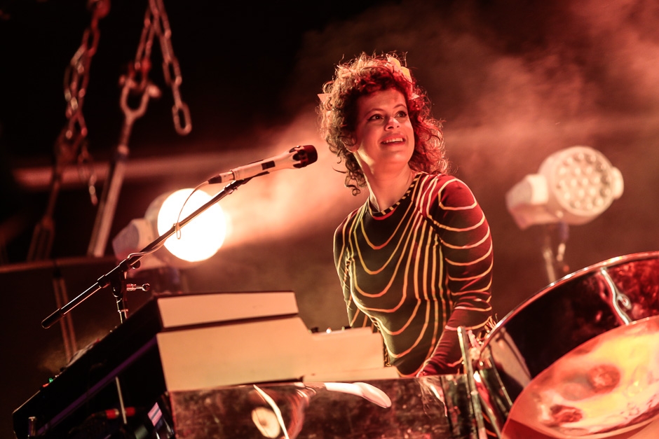 Arcade Fire – Headliner in Neuhausen ob Eck (und in Scheeßel natürlich). – Régine Chassagne.