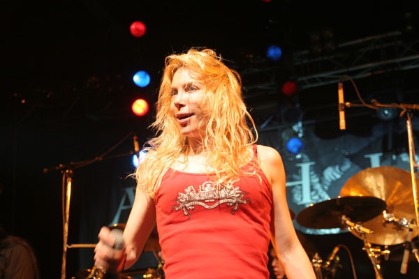 Arch Enemy – MIt doppelter Gitarrenmacht und jeder Menge Frauenpower. – 