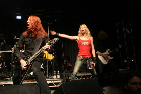 Arch Enemy – MIt doppelter Gitarrenmacht und jeder Menge Frauenpower. – 