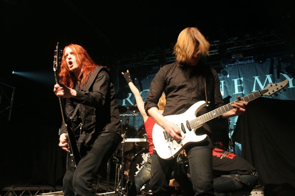 Arch Enemy – MIt doppelter Gitarrenmacht und jeder Menge Frauenpower. – 