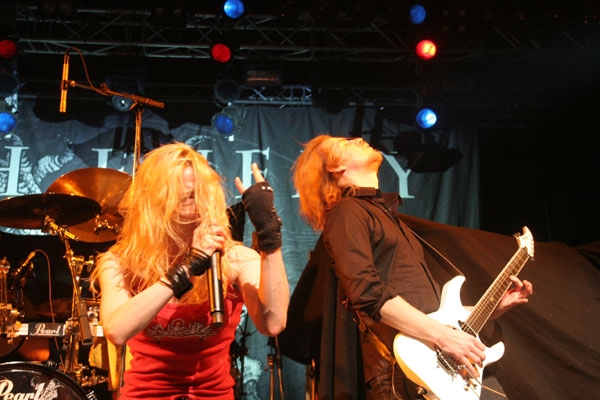 Arch Enemy – MIt doppelter Gitarrenmacht und jeder Menge Frauenpower. – 