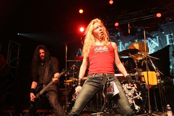 Arch Enemy – MIt doppelter Gitarrenmacht und jeder Menge Frauenpower. – 
