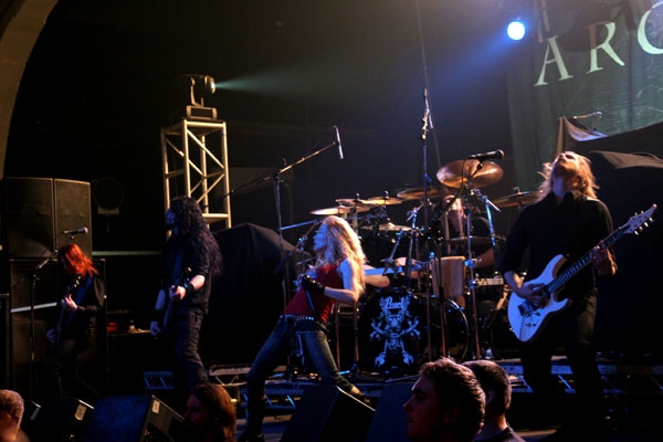 Arch Enemy – MIt doppelter Gitarrenmacht und jeder Menge Frauenpower. – 