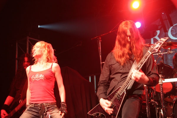 Arch Enemy – MIt doppelter Gitarrenmacht und jeder Menge Frauenpower. – 