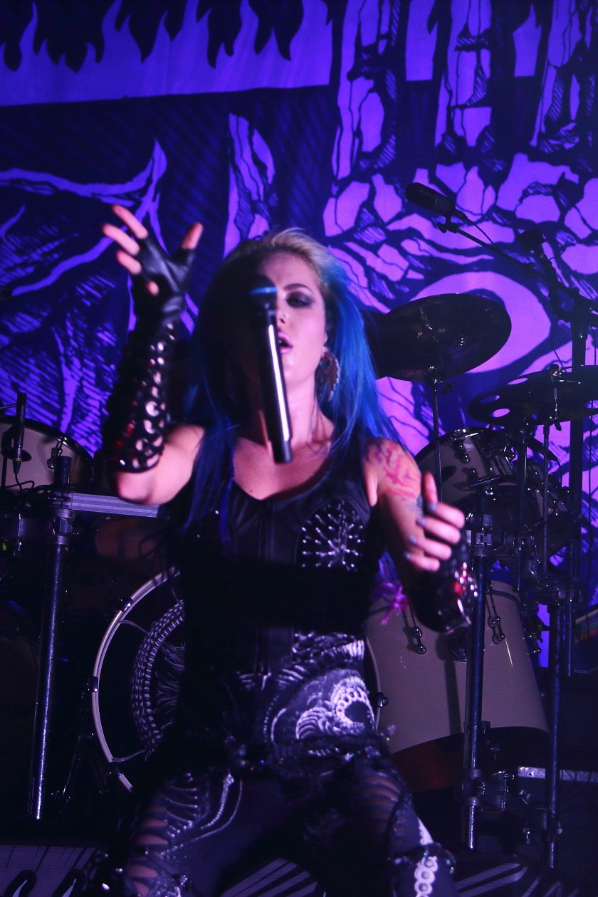 Arch Enemy – Die Speerspitze des Melo-Death durchbohrt Berlin. – Auch mal für Akrobatik zu haben.
