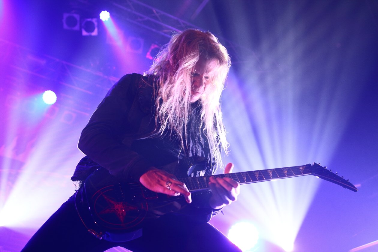 Arch Enemy – Die Speerspitze des Melo-Death durchbohrt Berlin. – Da fliegen Noten und Haare.