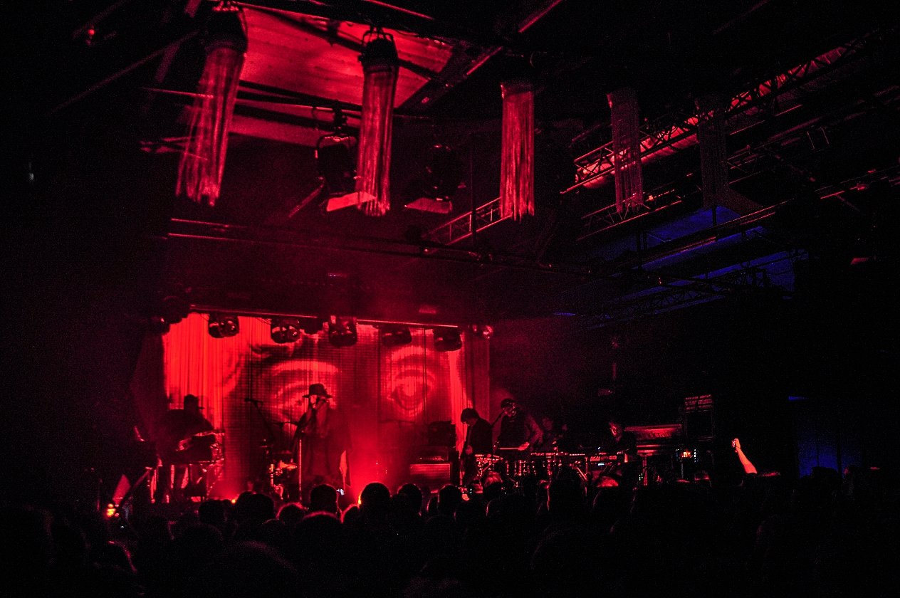 Archive präsentieren "The False Foundation" live in Köln. – Archive.