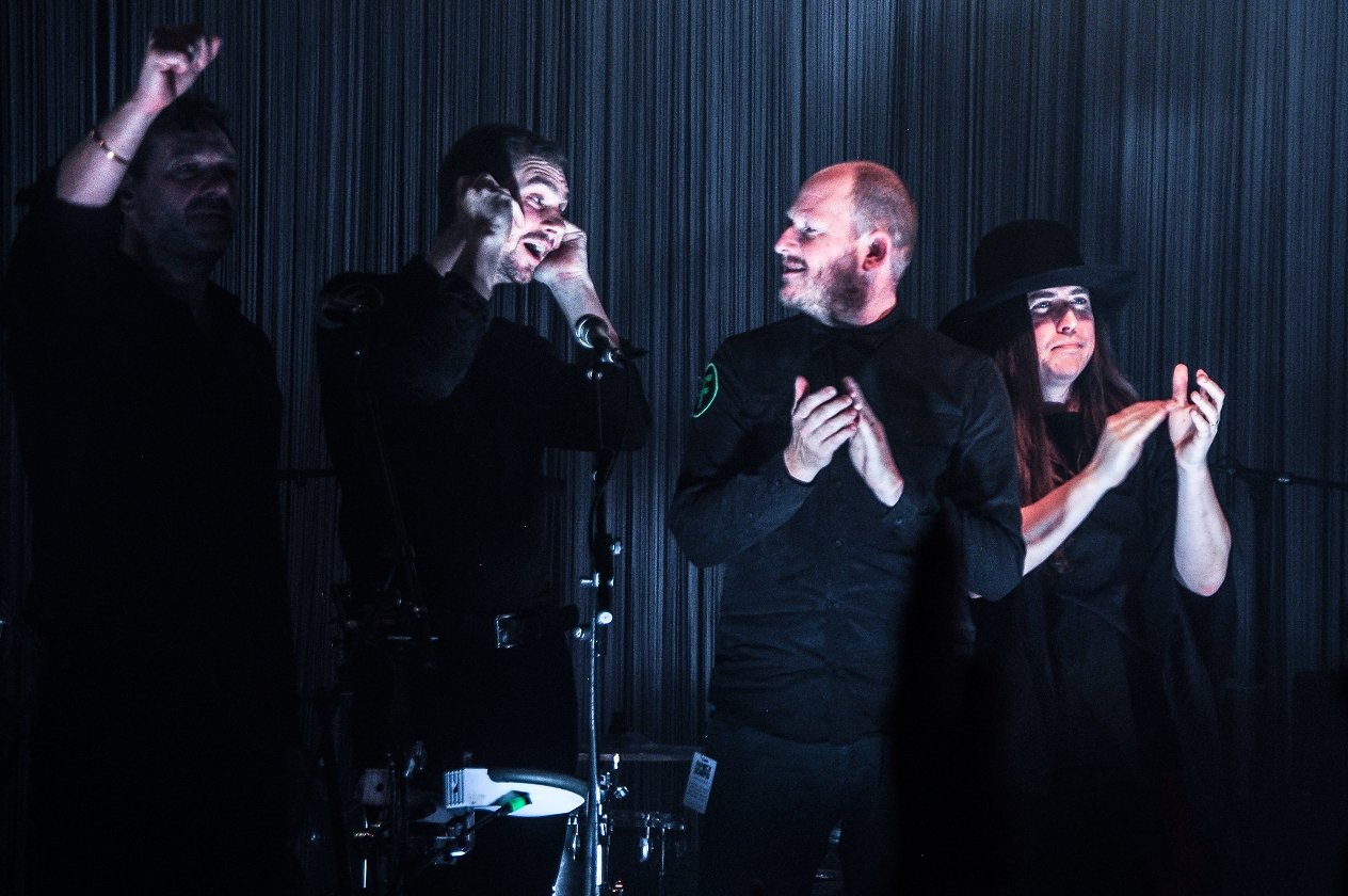 Archive präsentieren "The False Foundation" live in Köln. – Archive bleiben unberechenbar.