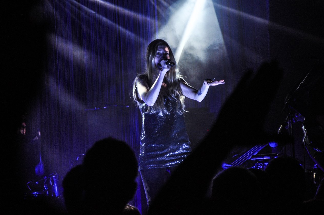Archive präsentieren "The False Foundation" live in Köln. – Holly Martin.