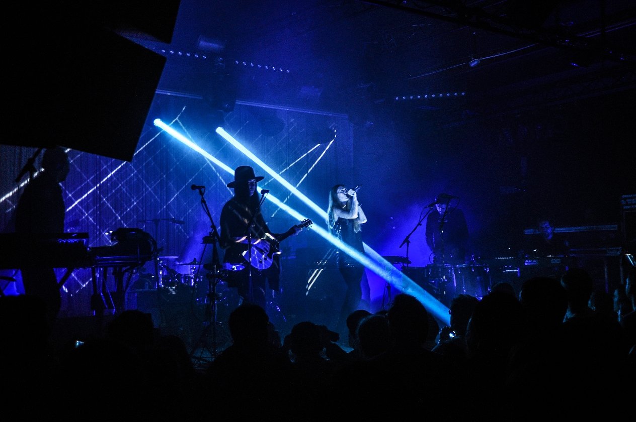 Archive präsentieren "The False Foundation" live in Köln. – Macht nix, die Lichtkonstruktion passt überall rein.
